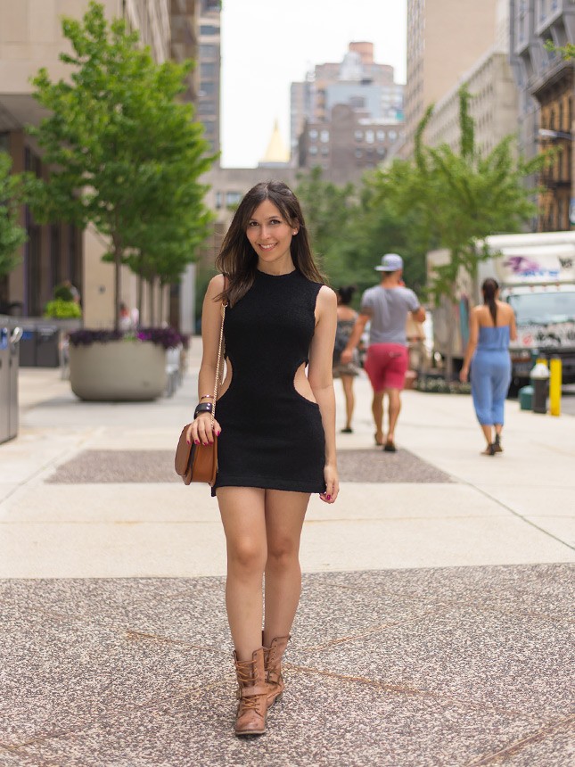 A blogueira Mônica Araújo veste H&M em vestido com recortes e coturno.