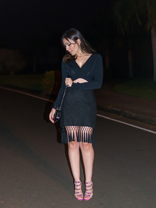 Mônica Araújo em look noite com saia de franjas Cheroy para loja Ariane Moreno.