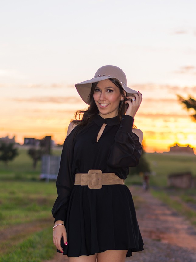 Blogueira Mônica Araújo usa chapéu floppy Amaro.