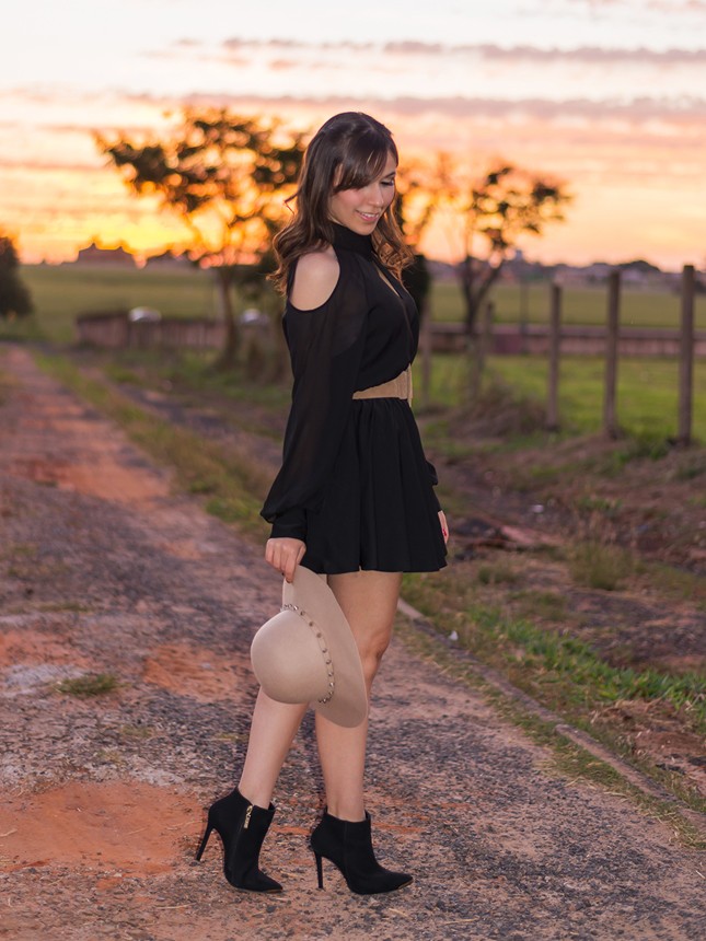 A blogueira Mônica Araújo usa vestido com recorte e chapéu floppy da Amaro Fashion.