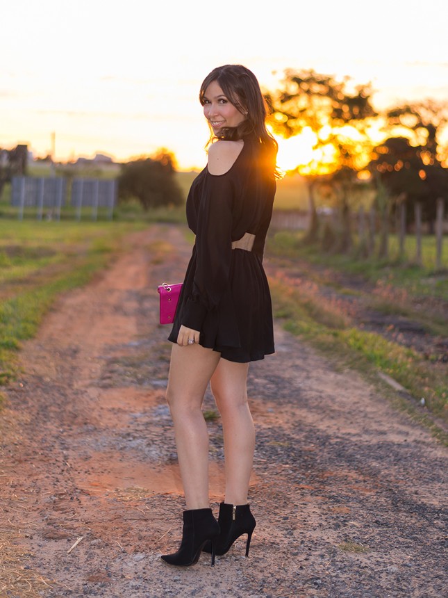 A blogueira Mônica Araújo combinou o vestido Amaro com botinha preta.
