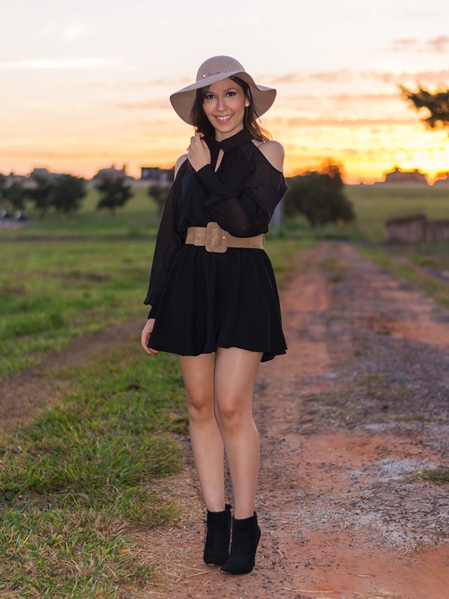 Vem ver esse look da blogueira Mônica Araújo com vestido e chapéu Amaro!