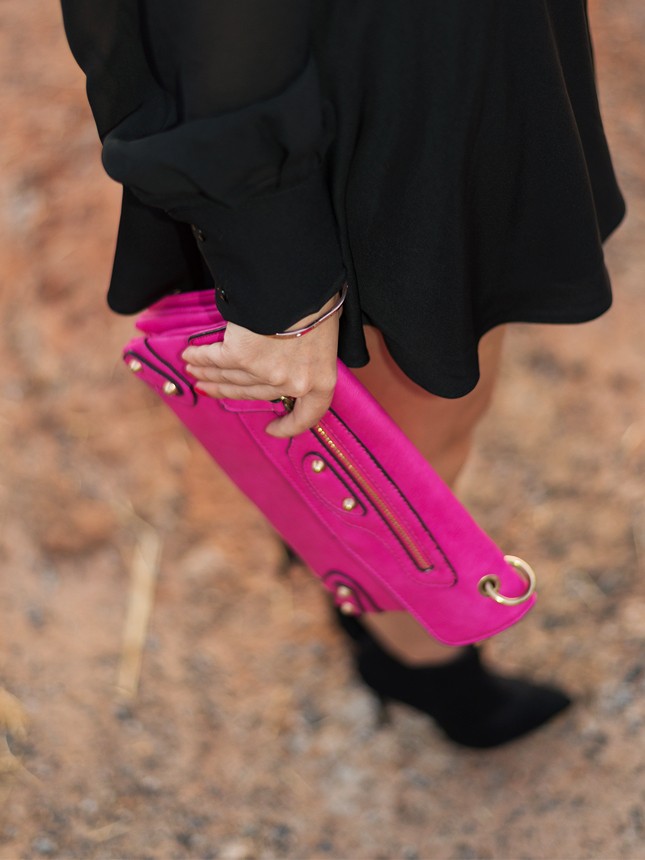 Uma clutch pink para dar um toque de cor no look da blogueira Mônica Araújo para Amaro.