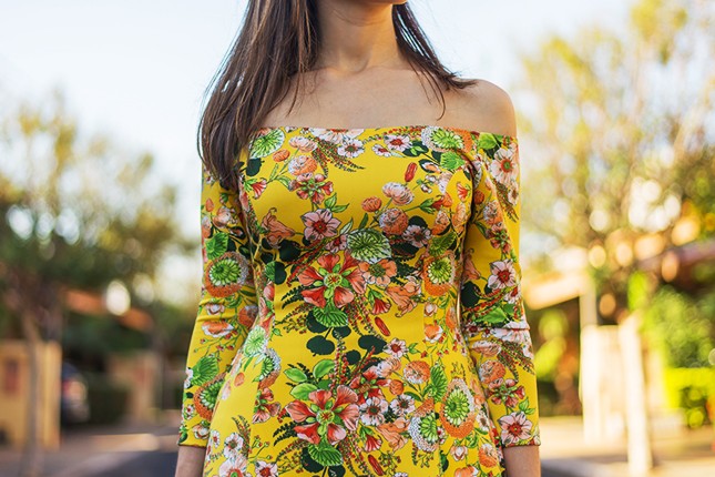 A blogueira Mônica Arauújo veste Sensação Modas com vestido florido.