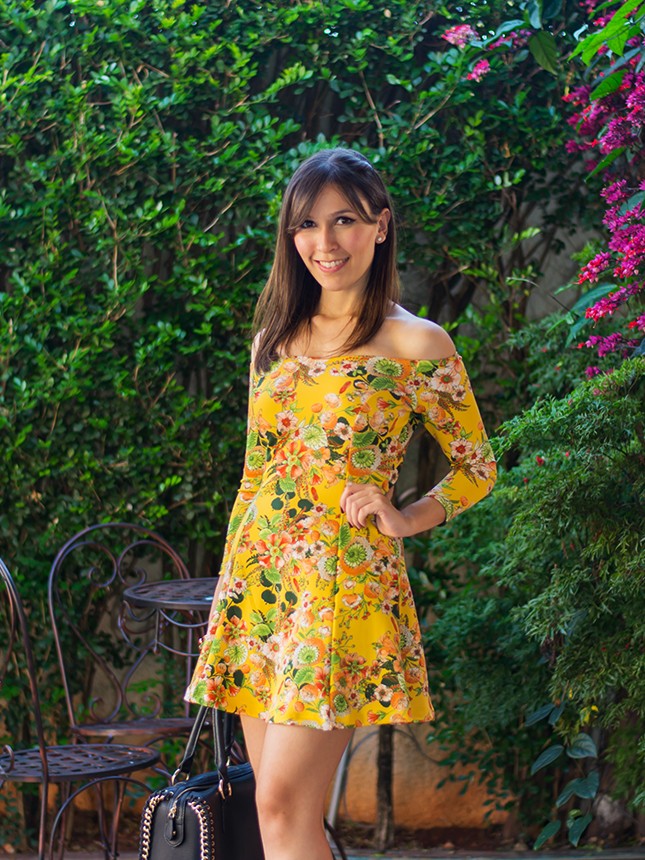 A blogueira Mônica Araújo usa vestido florido da loja Sensação Modas Paulista..