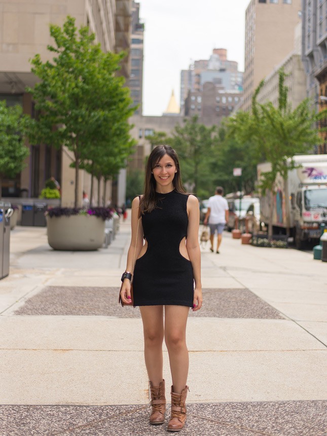 A blogueira Mônica Araújo veste H&M em vestido com recortes e coturno.