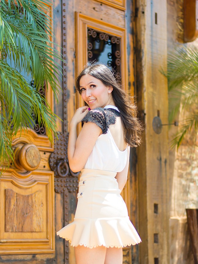 A blogger Mônica Araújo veste blusa com detalhe em renda da Donna Ritz.