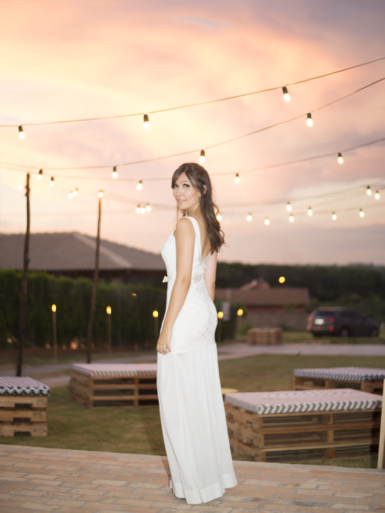 Veja esse vestido branco longo de tricot no look da blogueira Mônica Araújo.