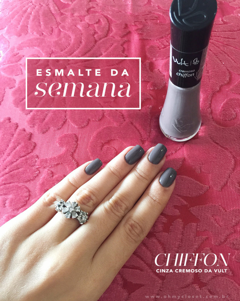 O Chiffon Vult é um cinza muito elegante, perfeito para o inverno. Veja nas mãos da top blogger Mônica Araújo.