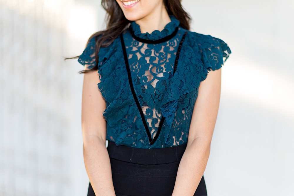 Detalhe da blusa de renda S Trend que a top blogger Mônica Araújo vestiu.