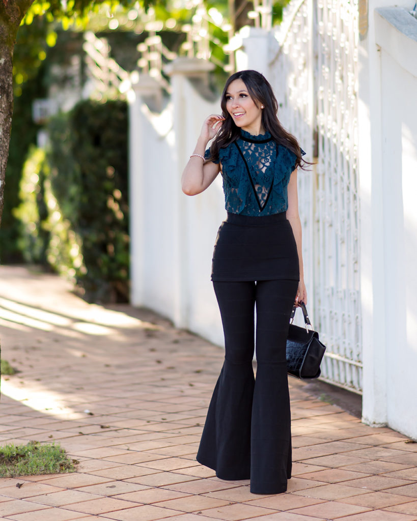 Vem ver esse look da top blogueira Mônica Araújo com calça flare!