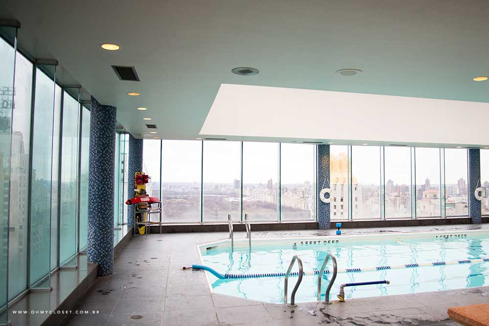 Vista da piscina no rooftop do hotel Parker New York.