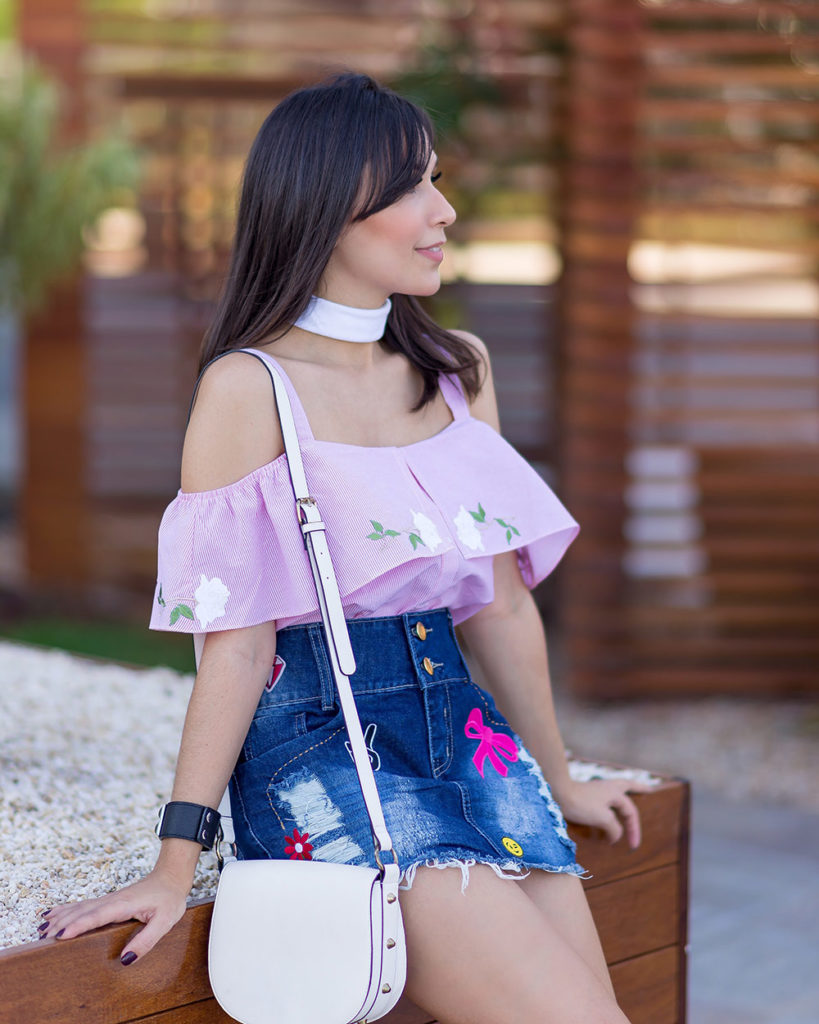 Detalhes da blusa de tricoline da S Trend no look da blogger Mônica Araújo . Veja a saia com patches no Oh My Closet!
