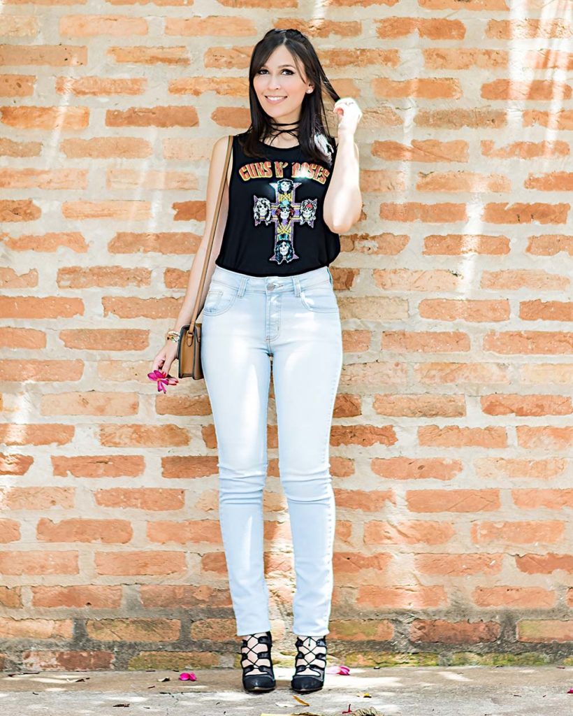 Camiseta Guns and Roses no look casual com jeans da influencer Mônica Araújo do Oh My Closet!
