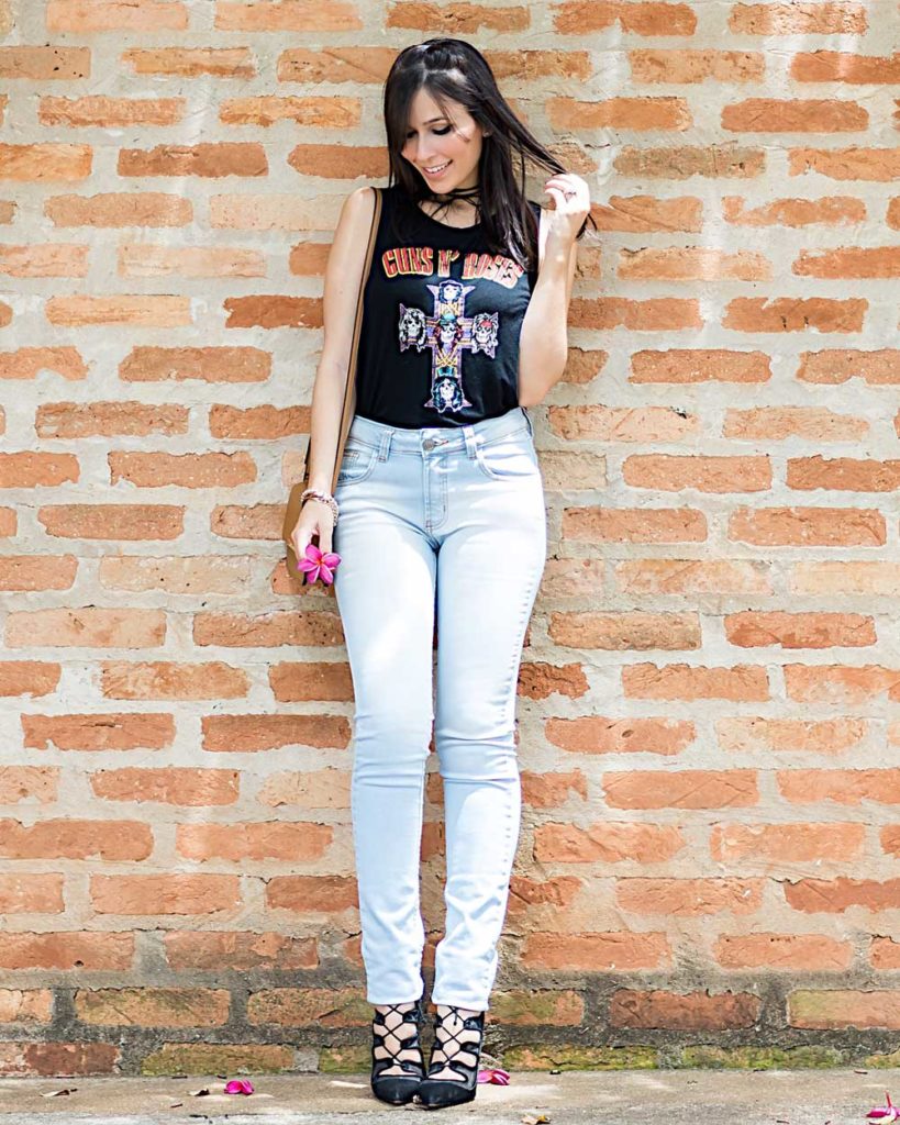 Camiseta de banda no look casual com jeans para o final de semana da blogger Mônica Araújo.