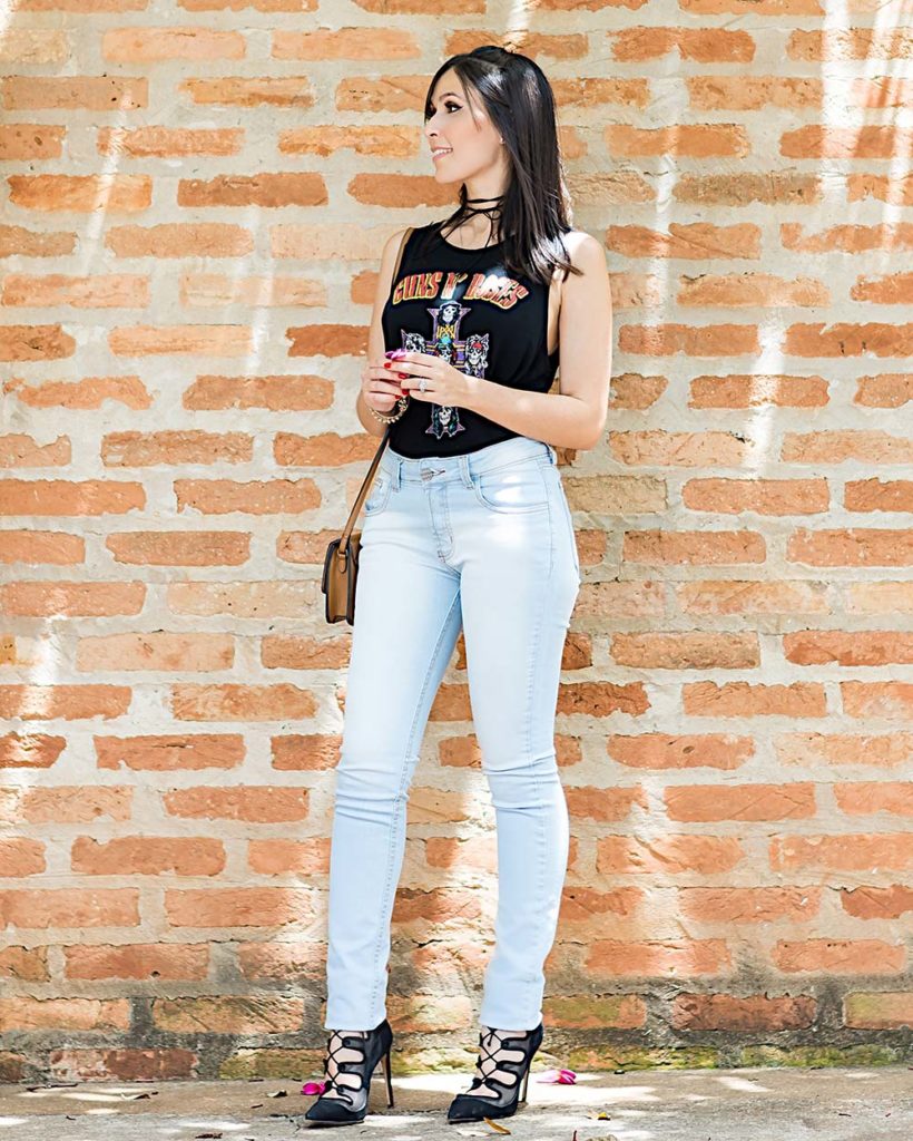Look casual da Mônica Araújo com jeans e camiseta para Hipsters Denim. Veja essa dica para o final de semana no Oh My Closet!