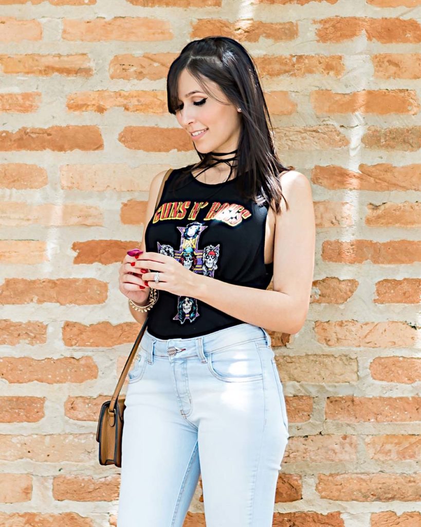 Look casual com camiseta de banda e jeans da blogger Mônica Araújo do Oh My Closet para Hipsters Denim.
