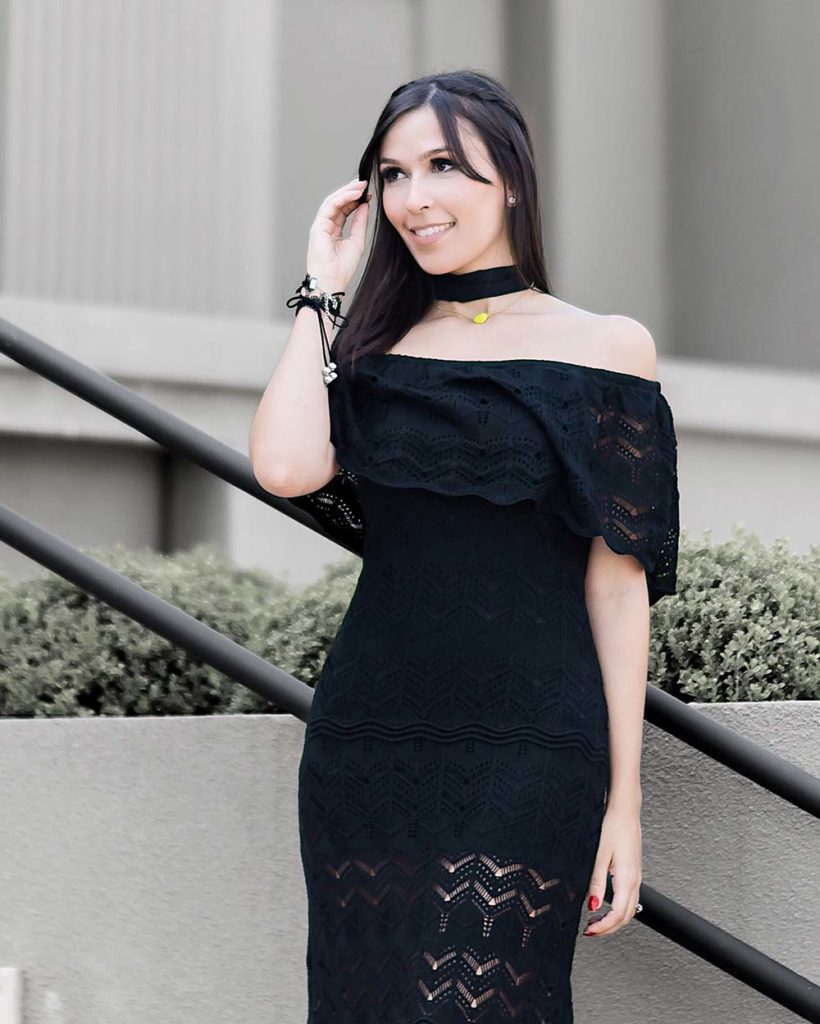 Look influencer Mônica Araújo com vestido longo ombro a ombro da promoção da Amaro. Veja como comprar barato!
