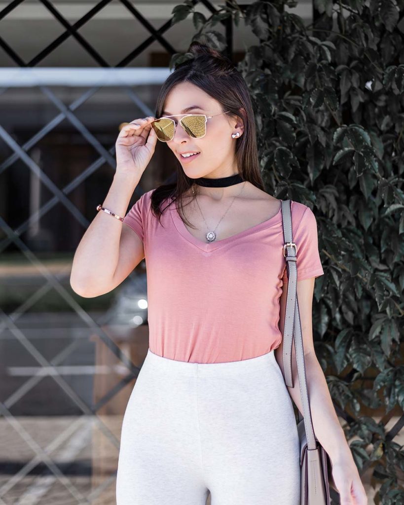 Look básico com rosa blushbRenner e legging cinza com a blogger Mônica Araújo tendência 2017 LTK.