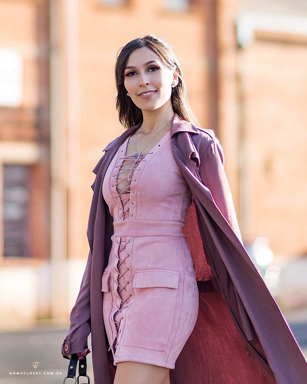 Detalhes do look da influencer Mônica Araújo com vestido de suede Ali Express.