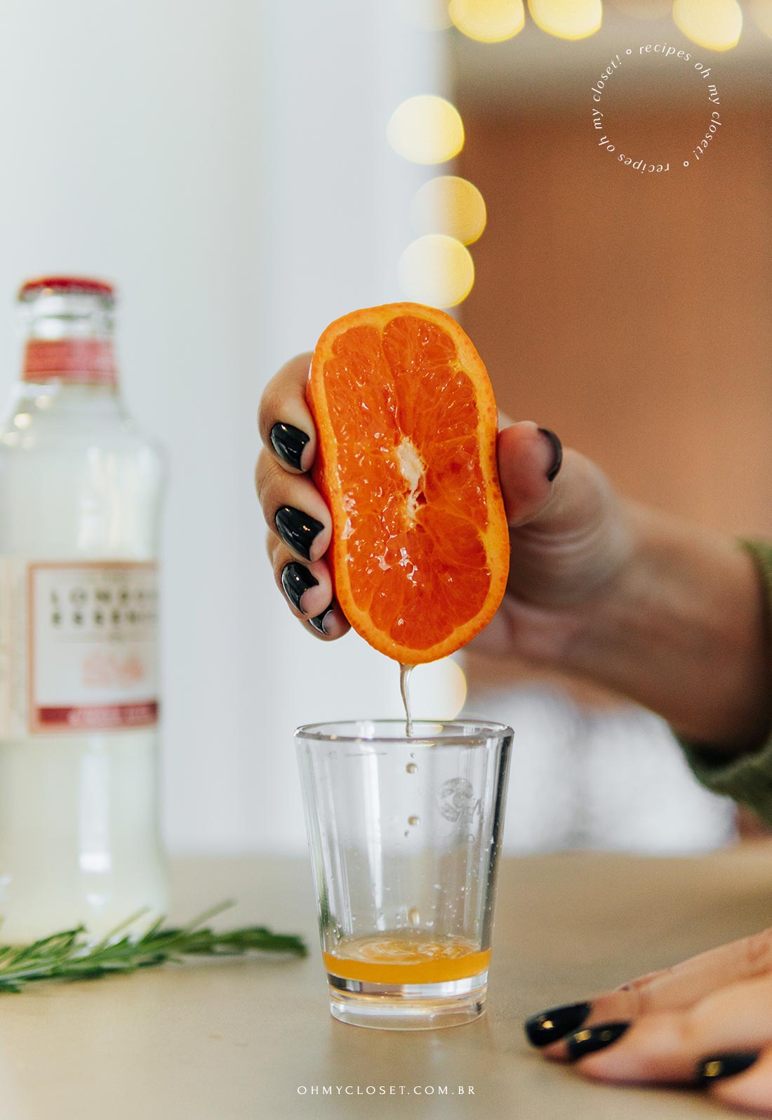 Preparando o drink, espremendo a tangerina.