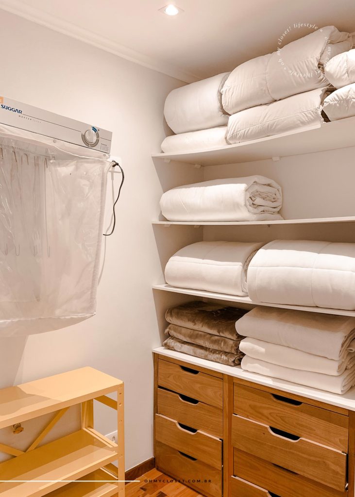 Closet da primeira suíte com toalhas e secadora de roupas.