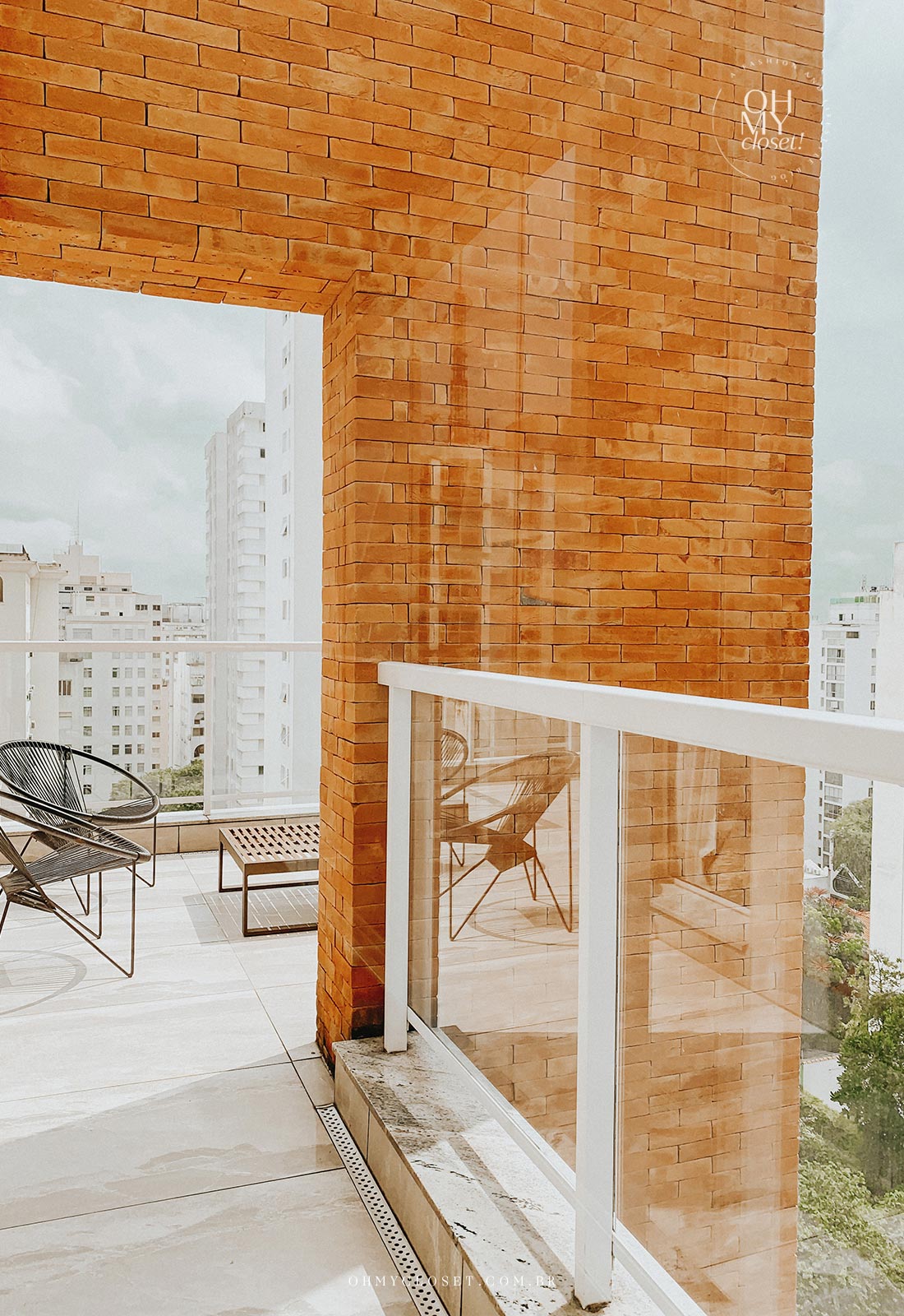 Corredor e varanda no apartamento Airbnb nos Jardins em São Paulo.