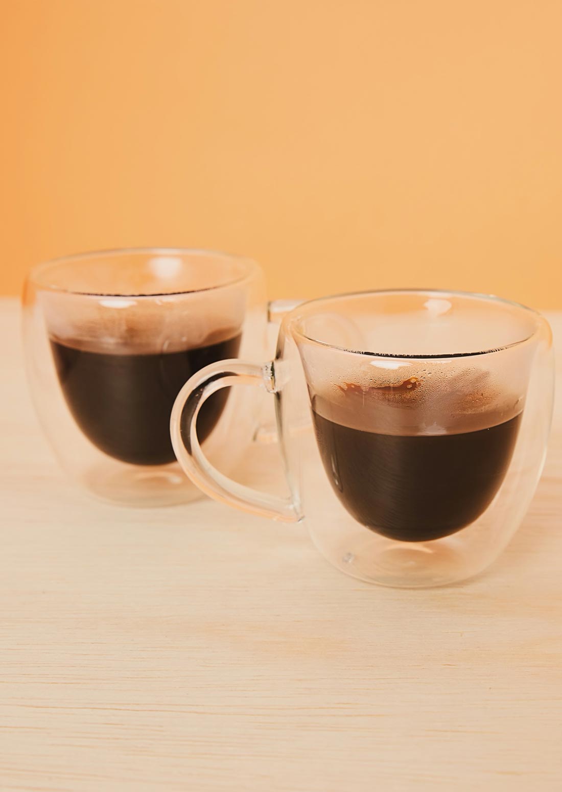 Xícaras de vidro duplo para café e outras bebidas quentes. Decoração Online Amaro.