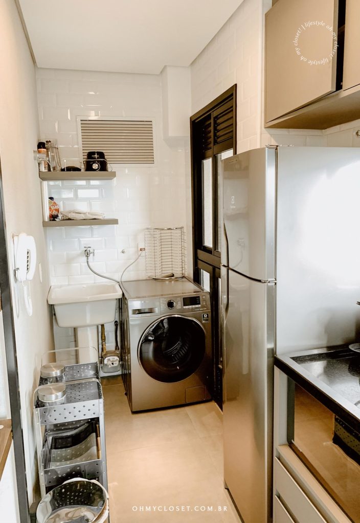 Área de serviço com maquina de lavar e secar roupas apartamento em Pinheiros, São Paulo.