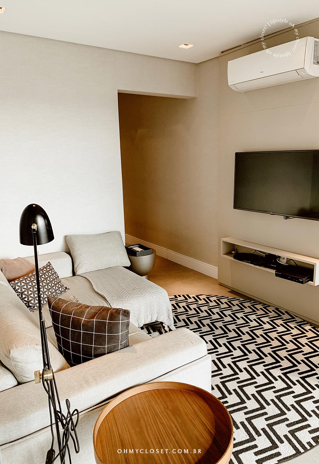 Sofa e TV da sala Airbnb Jazz.