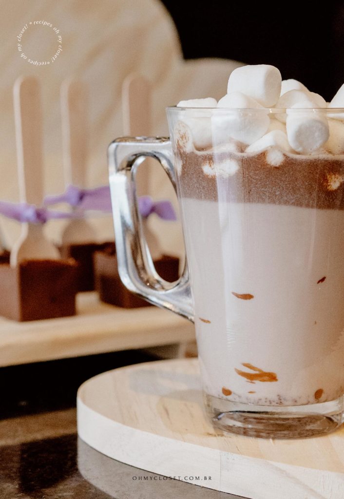 Detalhe do chocolate quente no palito pronto, com mini-marshmallow.