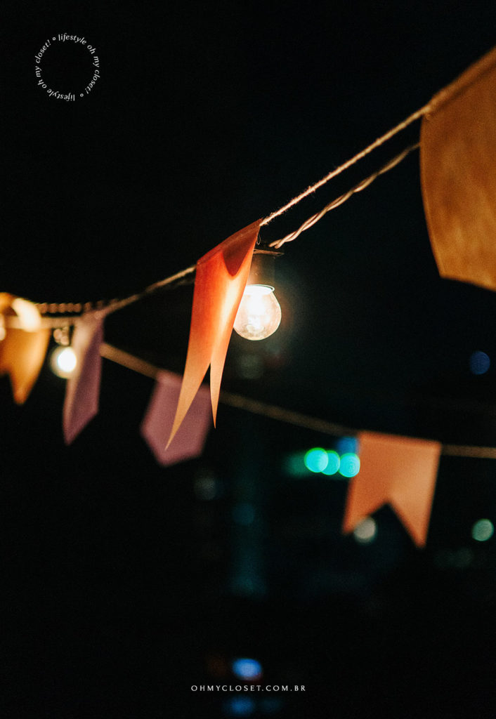 Varal de lâmpadas e bandeirinhas para festa junina em casa