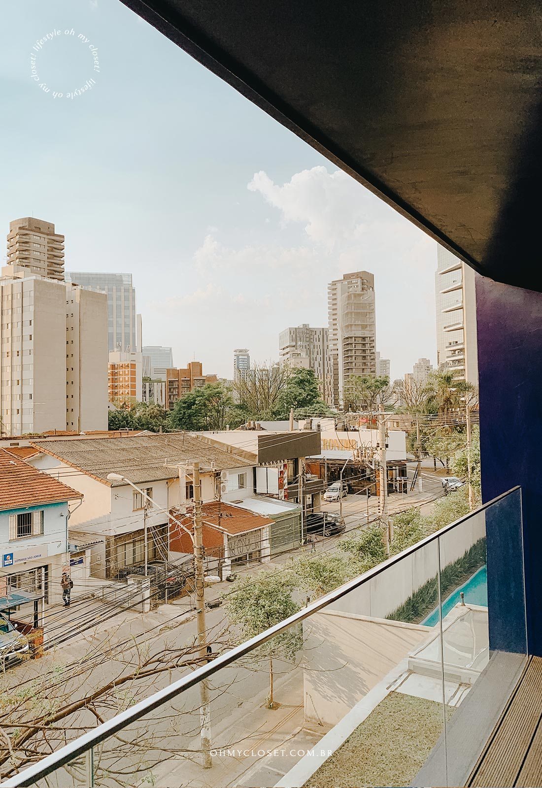 Vista da rua com a Avenida Brigadeiro Faria Lima ao fundo.