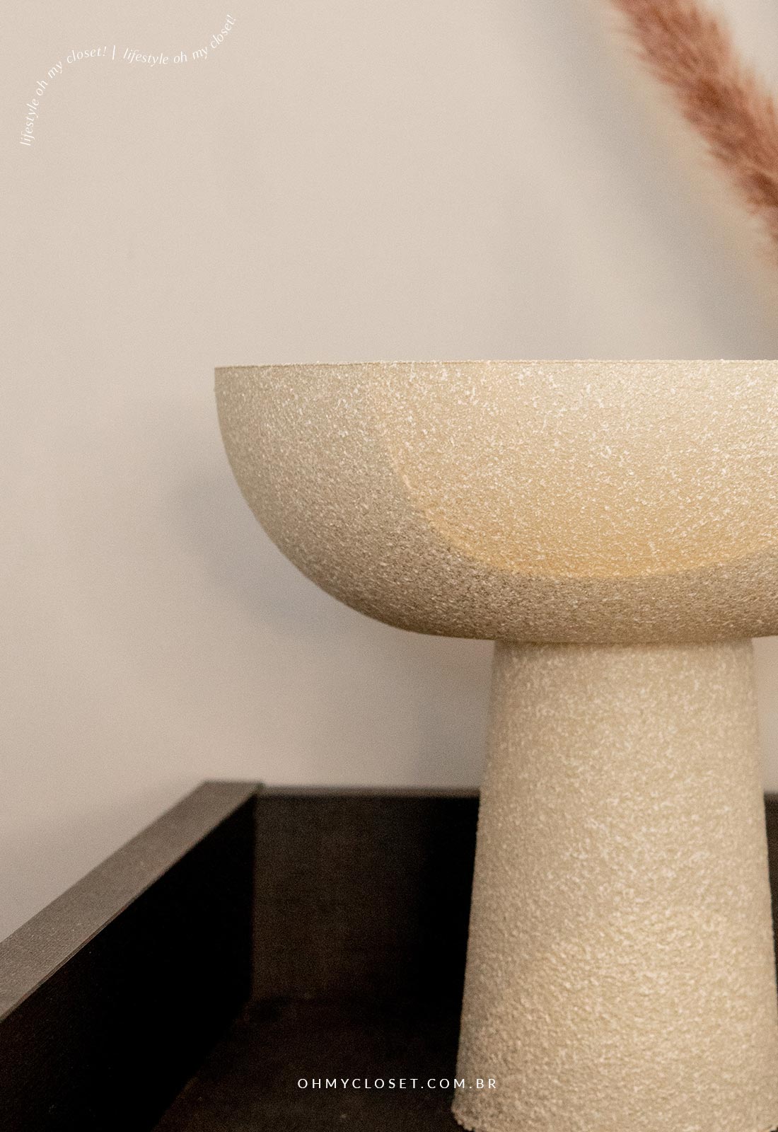Detalhe da textura do vaso escandinavo feito em casa.