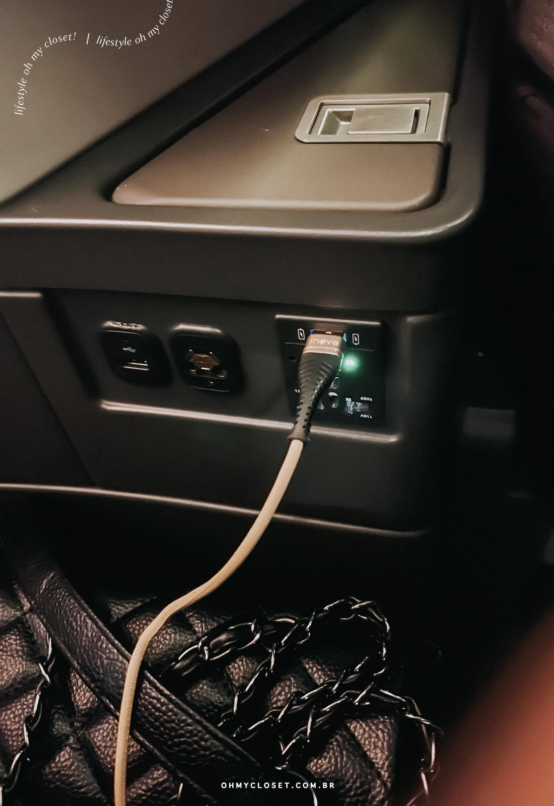 Tomadas e conectores disponíveis no assento da classe executiva da TAP no A330-NEO