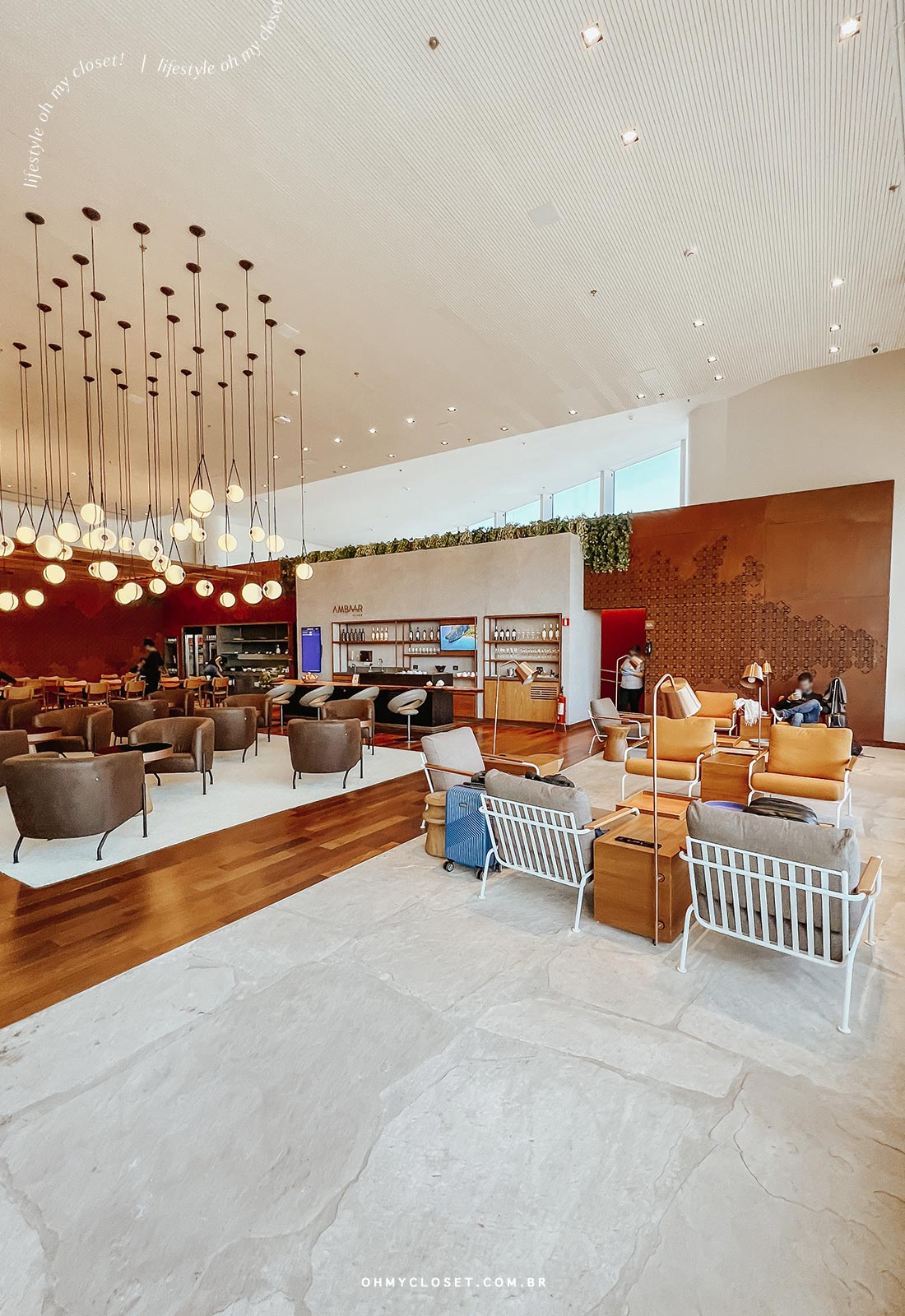 Outro ângulo do espaço interno do Ambaar Lounge no terminal internacional de Confins