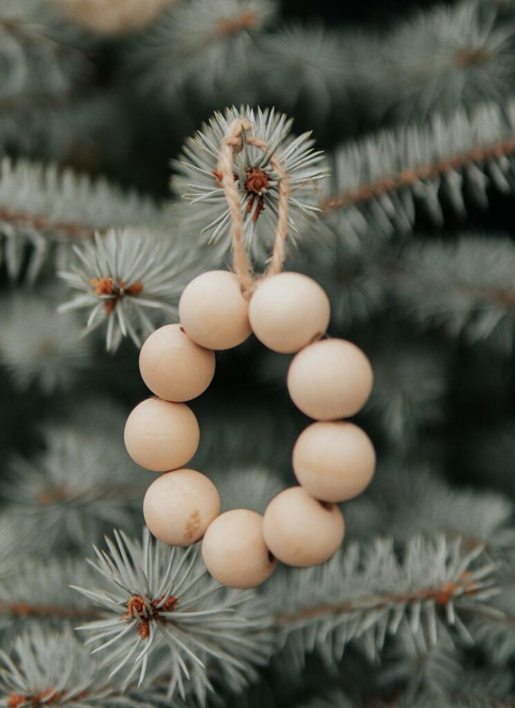 Use Lã e Contas de Madeira Pra Arrasar na Decoração de Natal – DIY Fácil