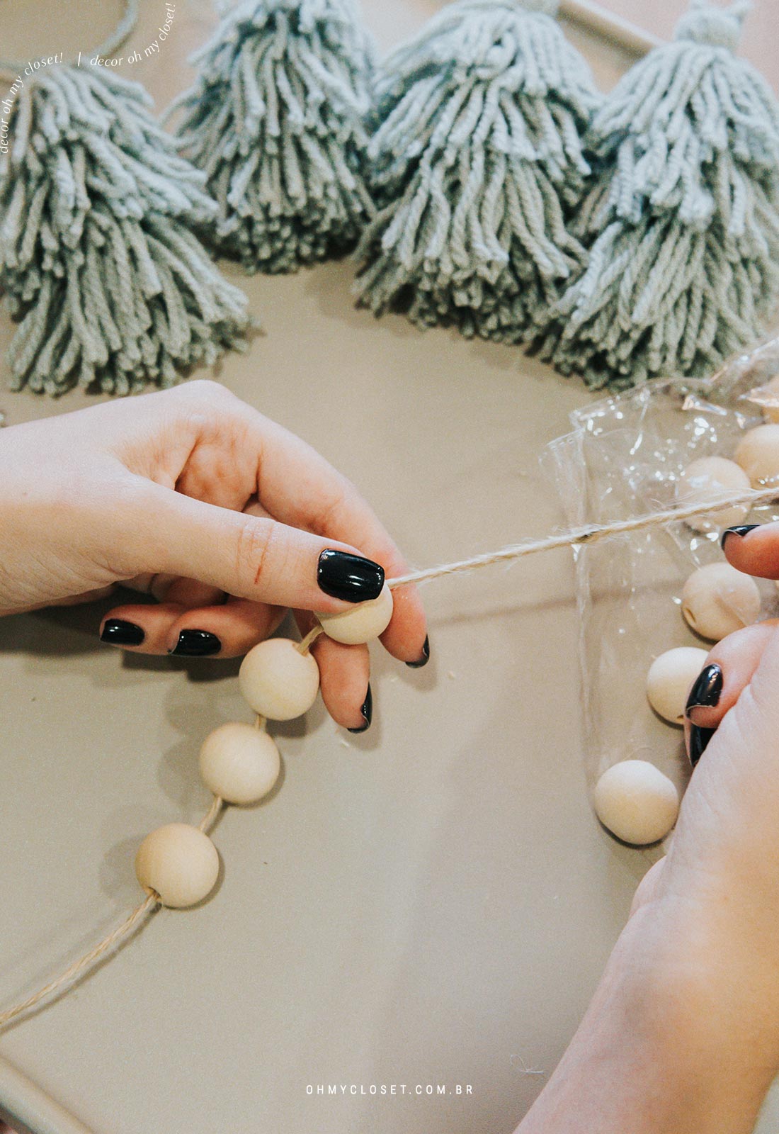 Passo 16 - Passo a passo para fazer o festão de contas de madeira e lã com tassel para decoração de natal.
