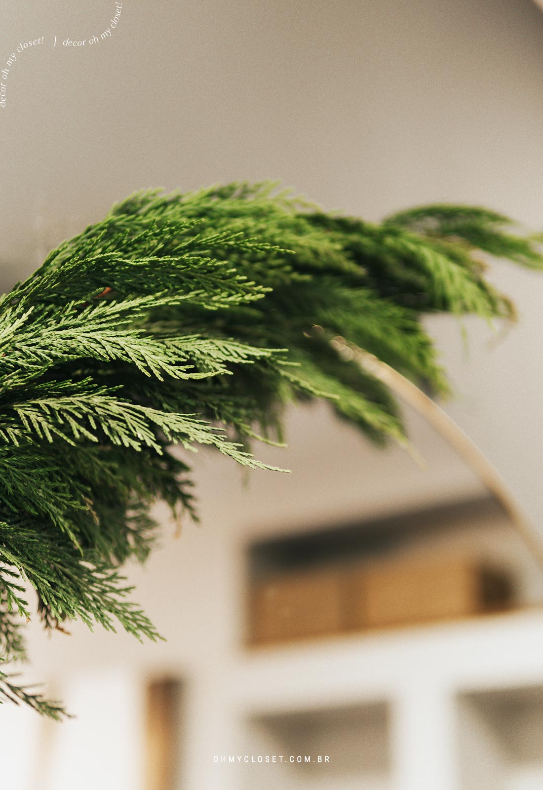 Detalhe das folhas de pinheiro para decoração de natal fácil.