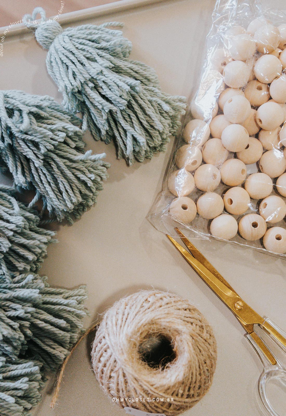 Passo 15 - Passo a passo para fazer o festão de contas de madeira e lã com tassel para decoração de natal.