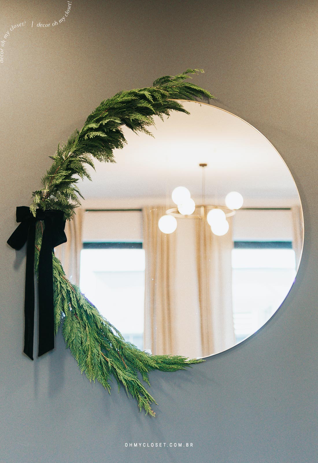 Outro estilo de decoração de natal fácil, folhas de tuia emoldurando um espelho