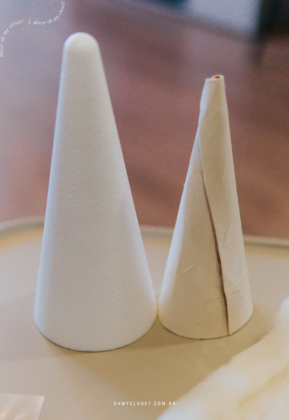 Cone de isopor ou feito em casa de papel grosso para dar formato a mini árvore.