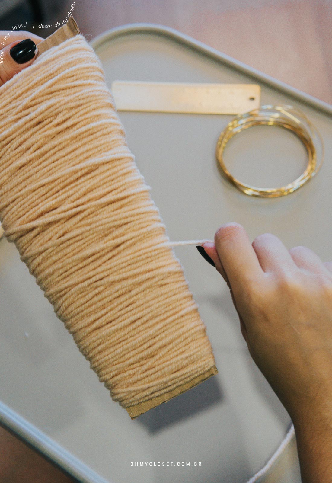 Passo 2: Enrolando a lã no molde.