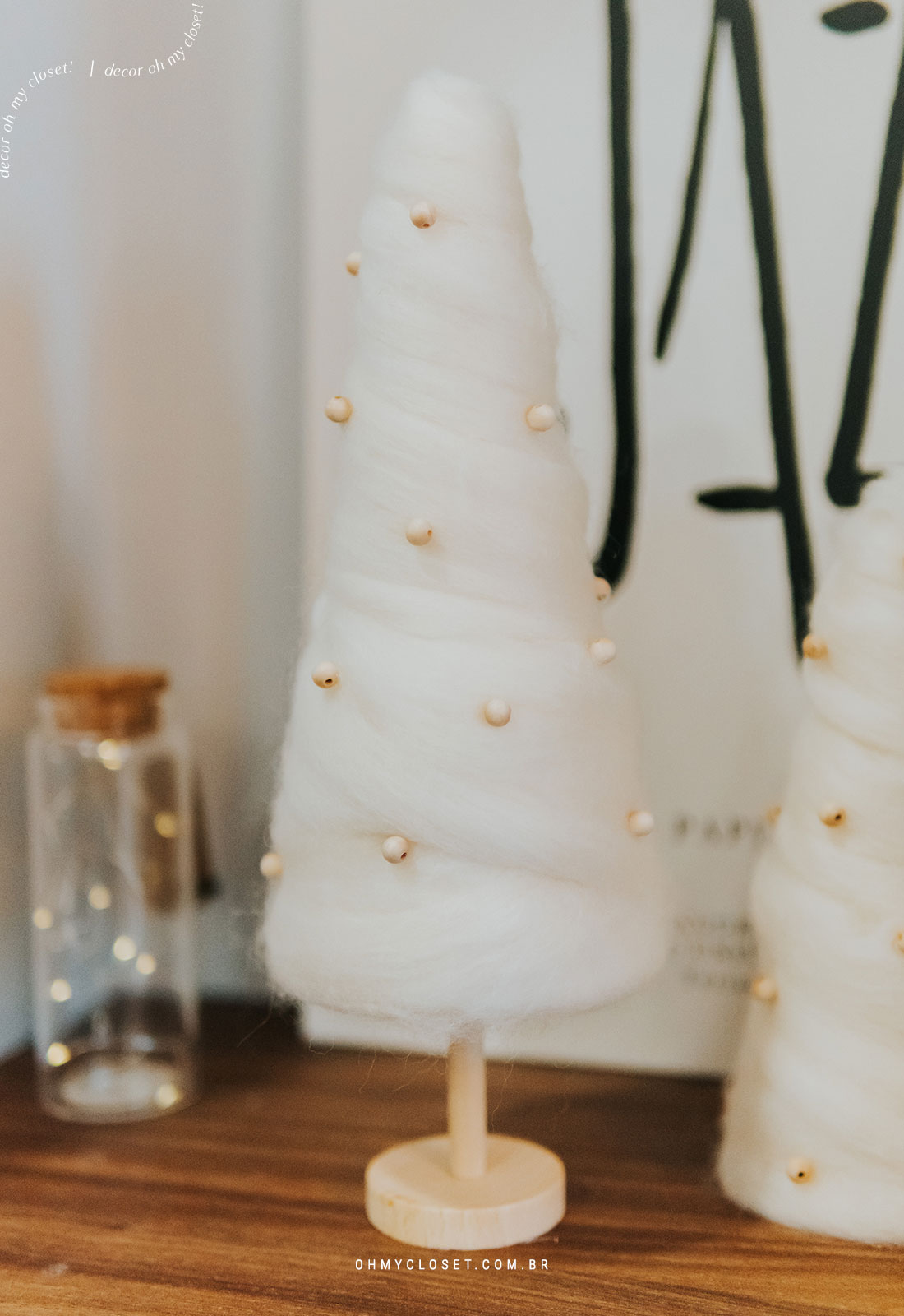 Mini árvore de natal de lã merino feita em casa com base de madeira.