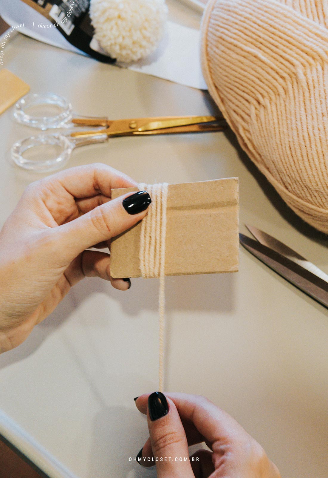 Passo 1: Enrolando a lã no molde.
