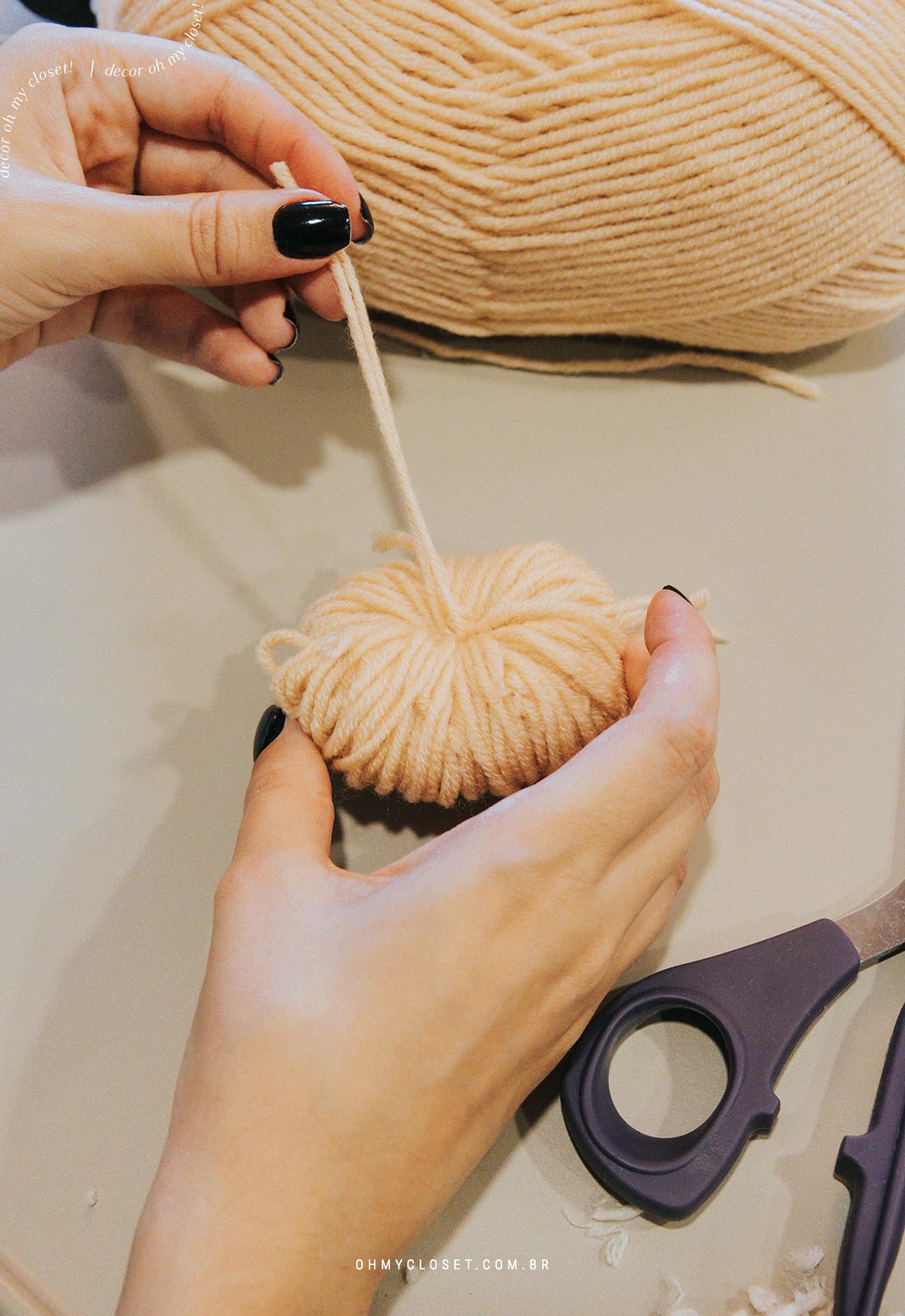 Passo 4: Prendendo a lã antes de cortar.