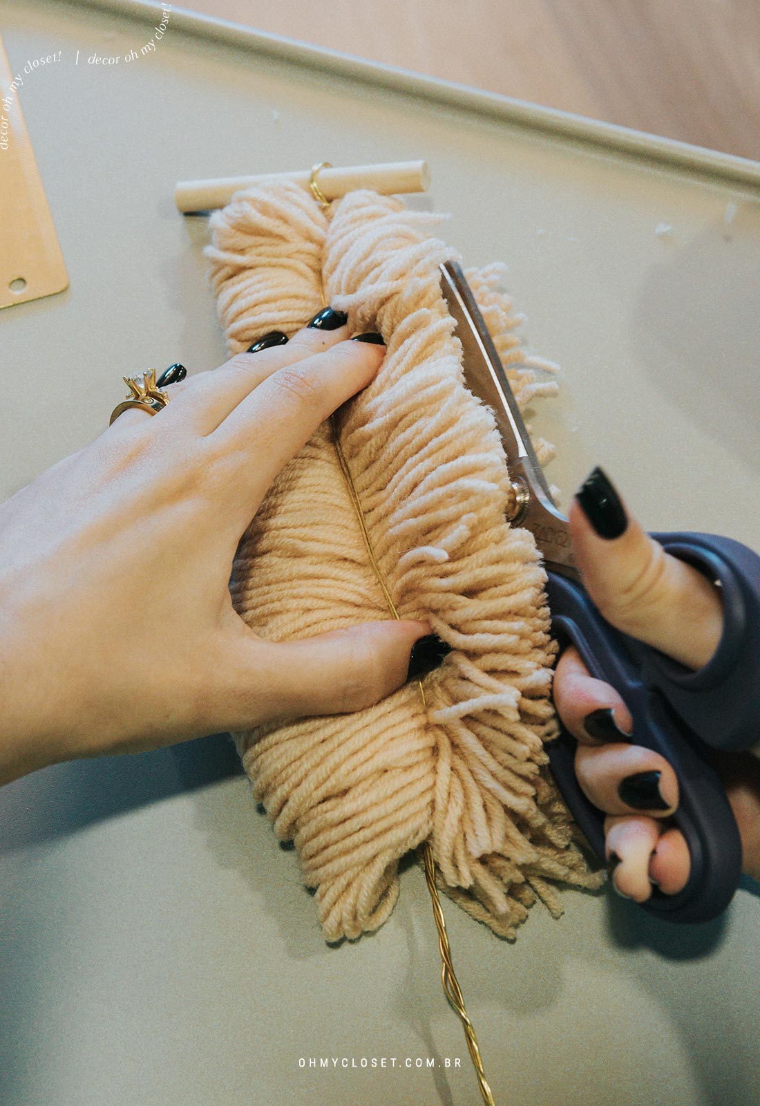 Passo 6: Cortando a lã depois de prender no caule.