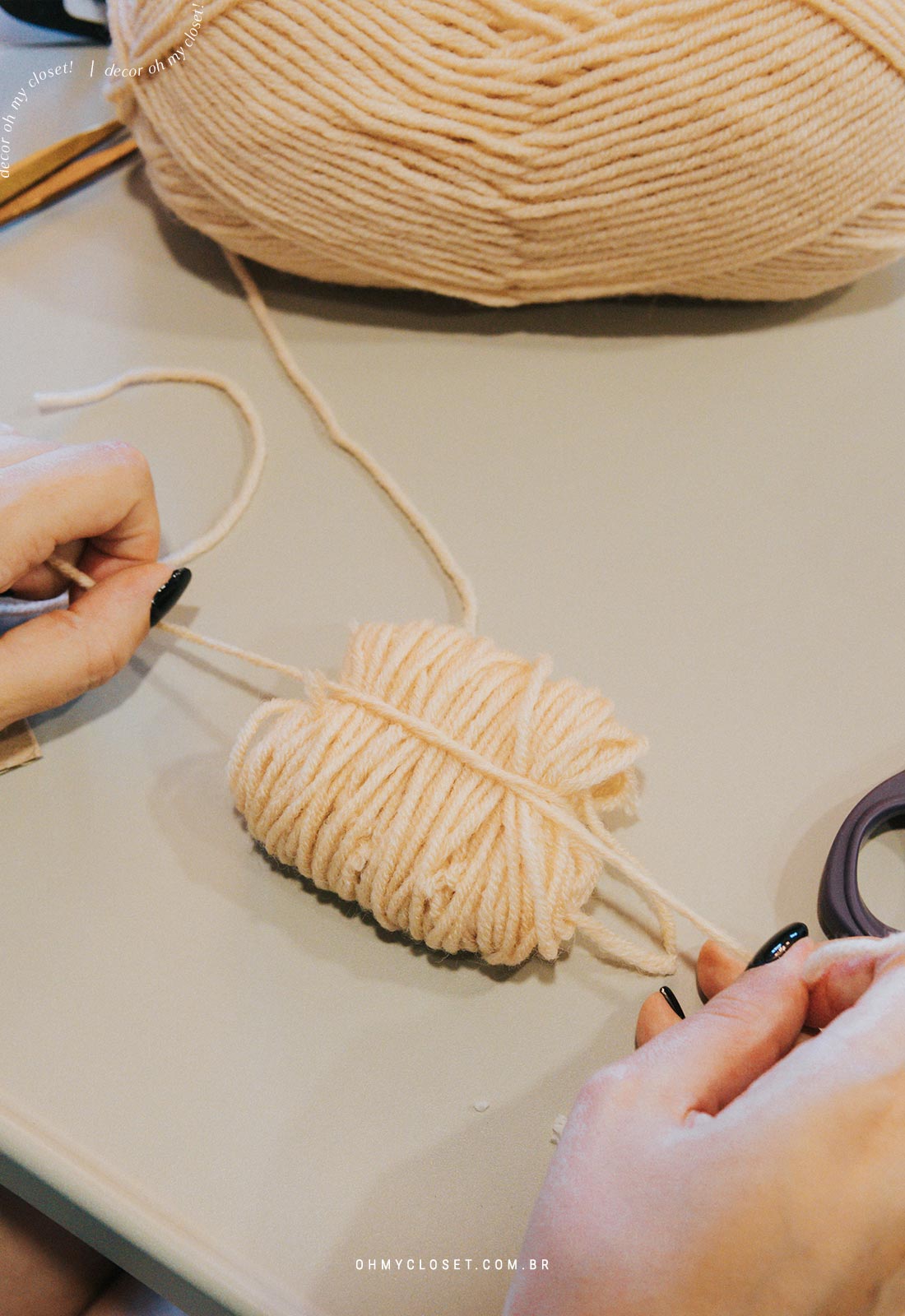 Passo 4: Prendendo a lã antes de cortar.