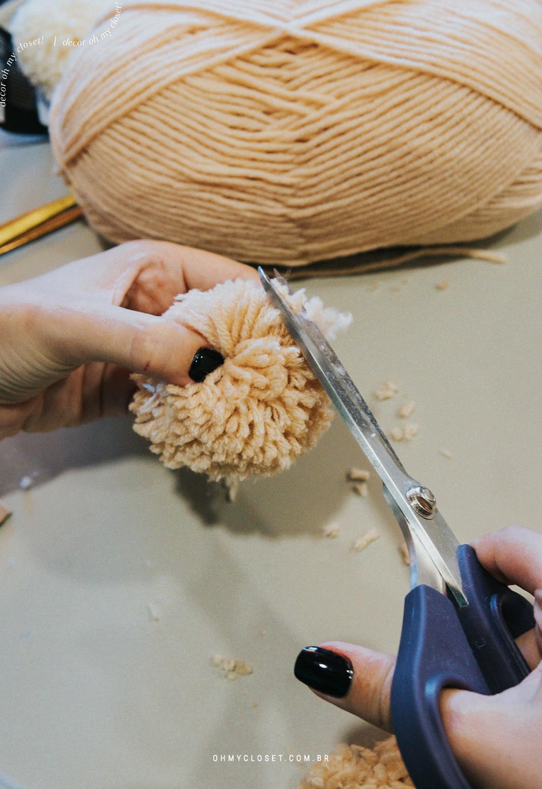 Passo 7: Fazendo o acabamento do pompom de lã.