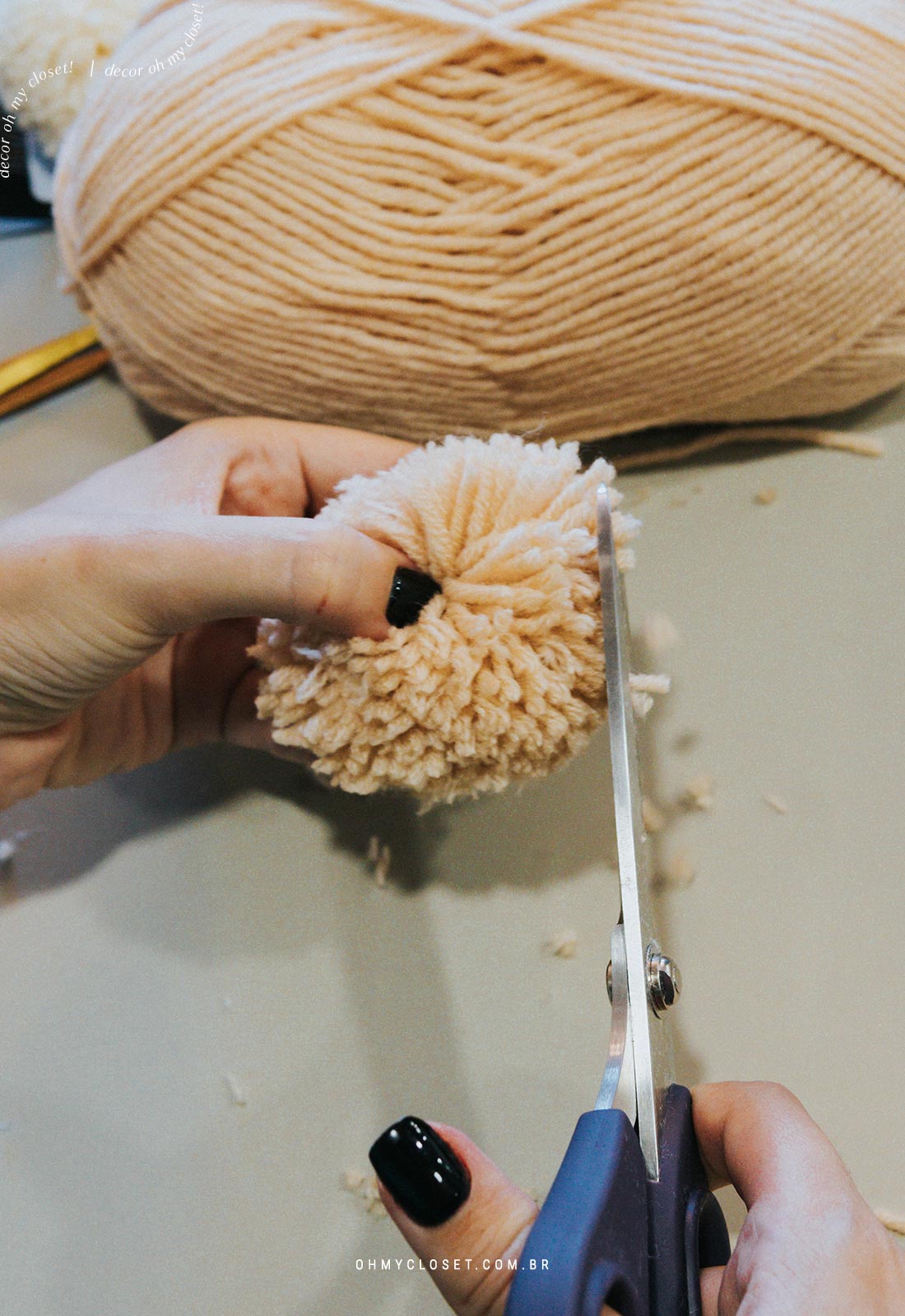 Passo 7: Fazendo o acabamento do pompom de lã.
